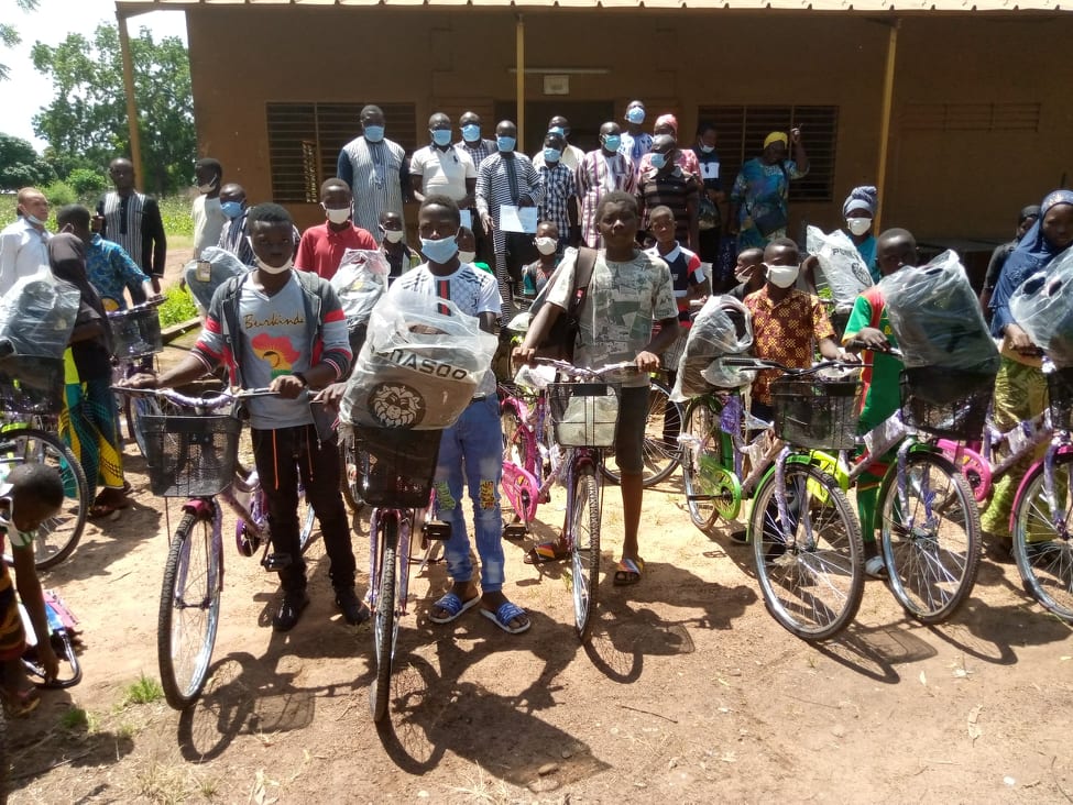 DPEPPNF du Poni : les meilleurs élèves et enseignants récompensés