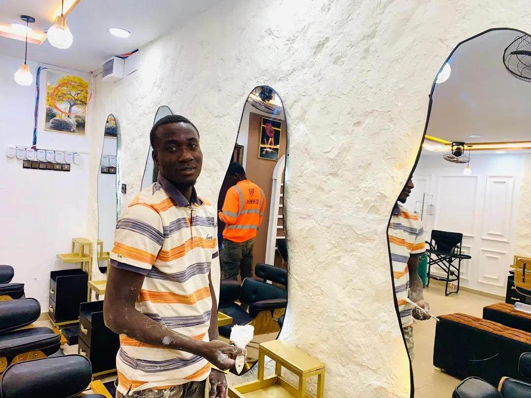 Entrepreneuriat : Sako Ousseni, un étudiant devenu esthète des murs au Burkina Faso