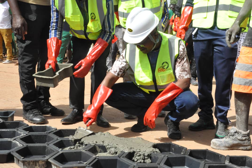 Gaoua : La confection des pavés de l’agence Faso Mêbo officiellement lancés