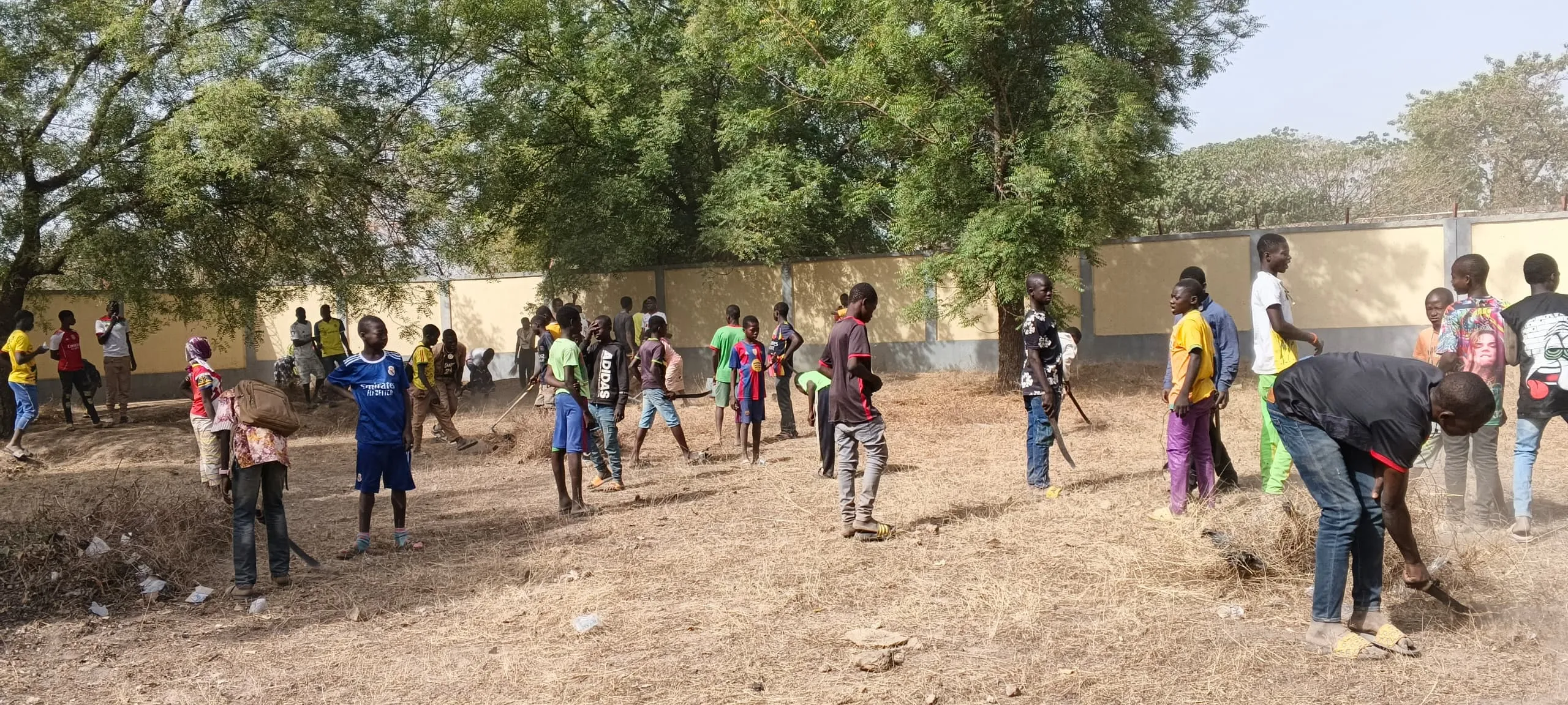 Tiankoura : Les élèves du Lycée de Tiankoura rendent clean les services publics