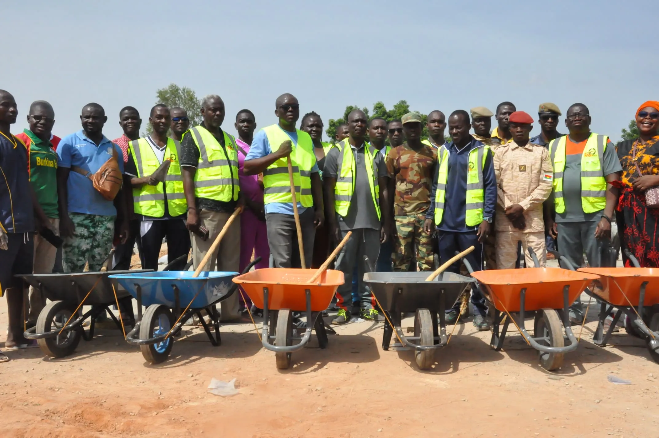 Agence Faso Mêbo Gaoua : le personnel d’administration et de gestion de la DRESFPT du Djôrô fait don de matériel