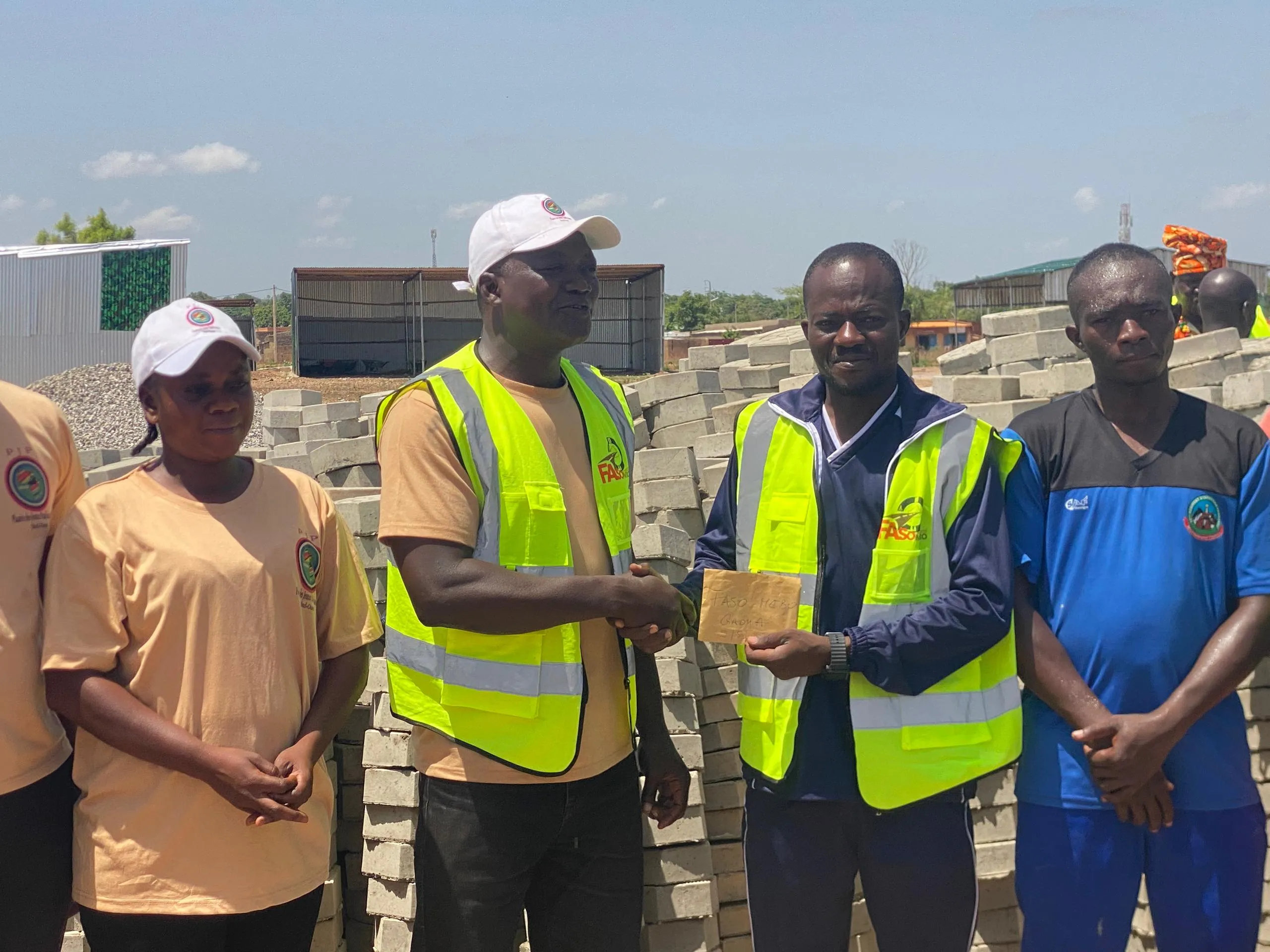 Faso Mêbo à Gaoua : la Planète des jeunes panafricanistes du Djôrô offre 100 000 F CFA pour soutenir la production de pavés