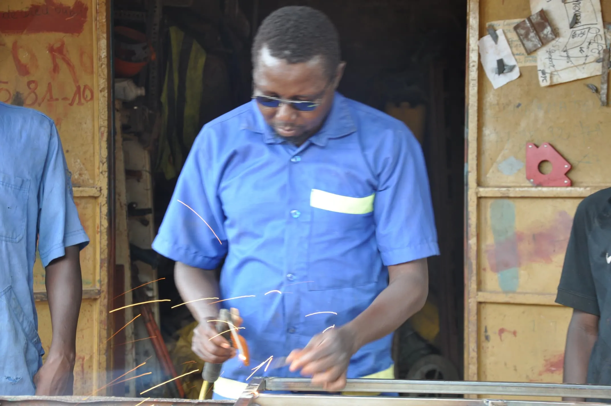 Jeunes Miroirs du Djôrô : Gnanou Issa, la craie pour instruire, le fer pour construire