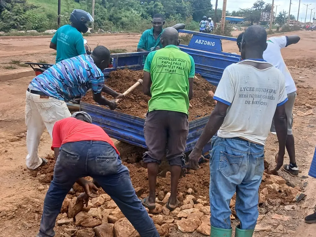 Gaoua : des citoyens prennent leurs pioches pour sauver le tronçon Gaoua-pont Poni